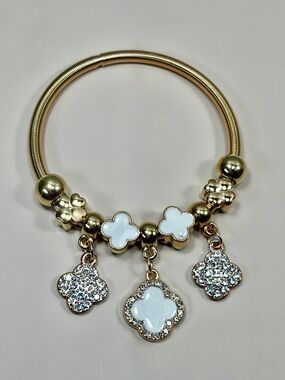 Stylish Gold and White Clover Stretch Bracelet